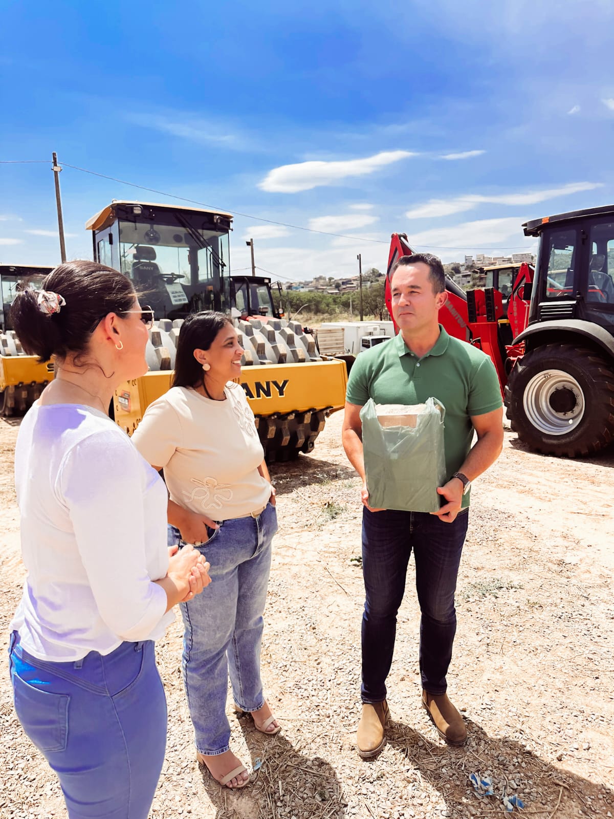 Entrega de uma retroescavadeira para o município de Bom Jesus da Penha/MG.